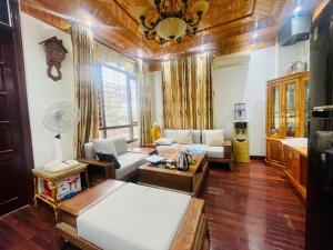 Nhà Toàn Gỗ Pơmu Hoàng Mai 35m, 5 Tầng, VF3, Lô góc, Kinh Doanh 6.8 tỷ