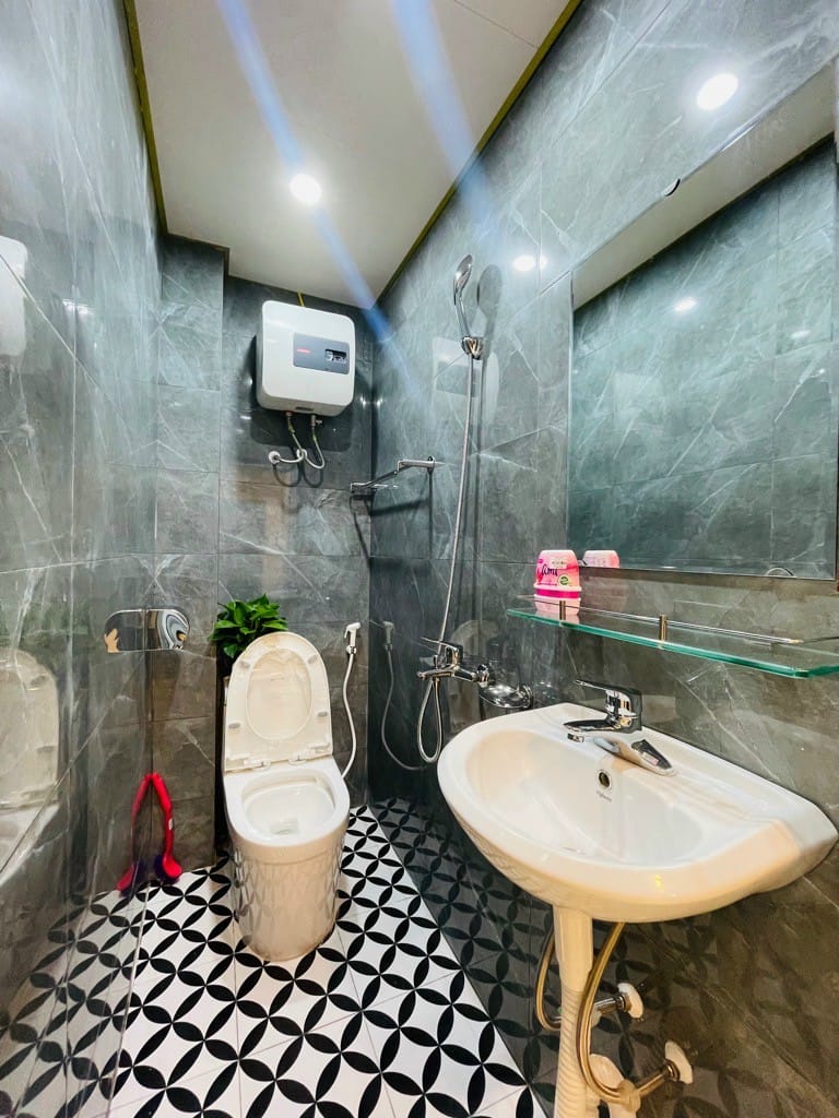 Bán nhà Mỹ Đình ngõ nông, ô tô đỗ cửa, lô góc, sát phố, dân xây giá nhỉnh 12 tỷ