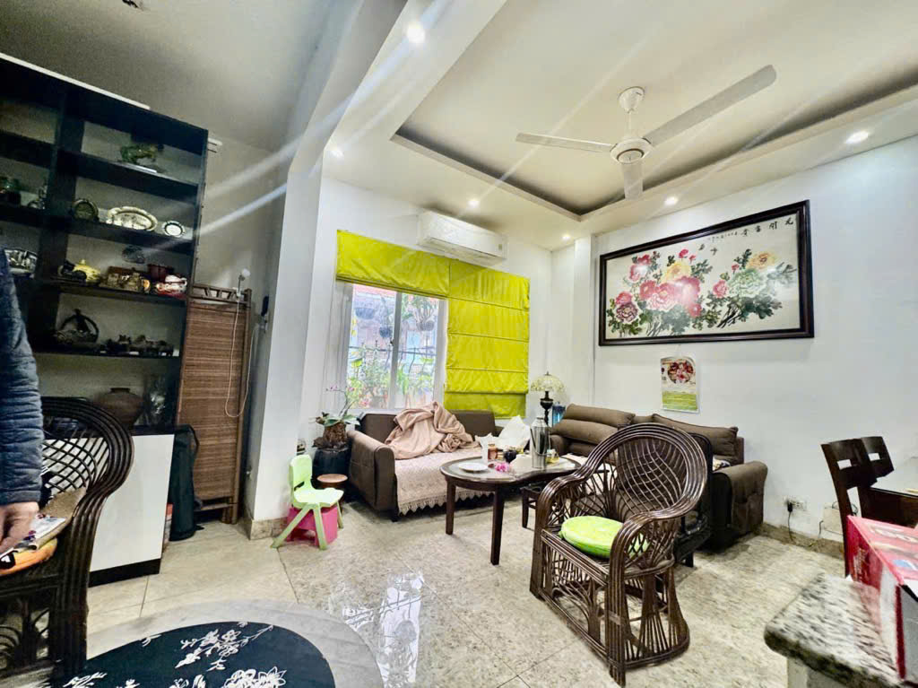 Nhà bán tại phố Thanh Am, 45 m, mặt tiền 5m. Giá chỉ nhỉnh hơn 4 tỷ.