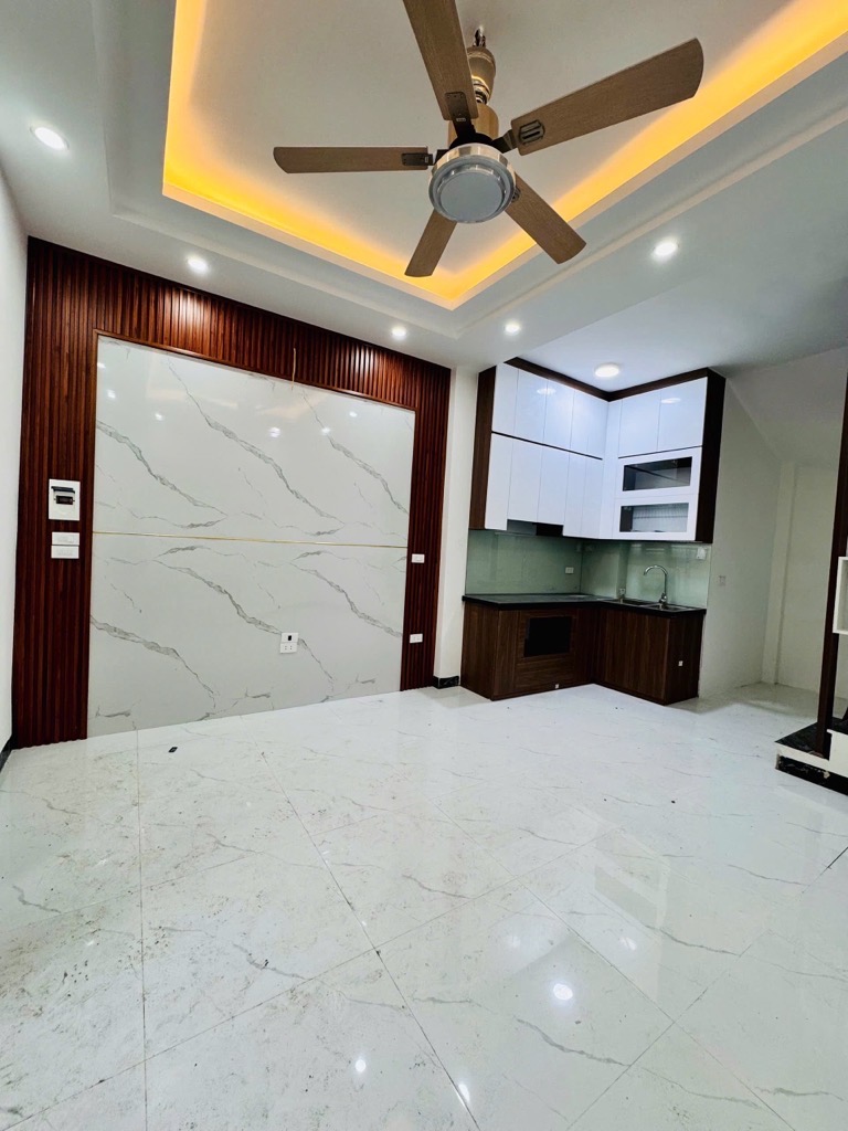 Nhà mới kính kong- vài bước ra đường lớn ! Gần bệnh viện, trường học đhktqd….