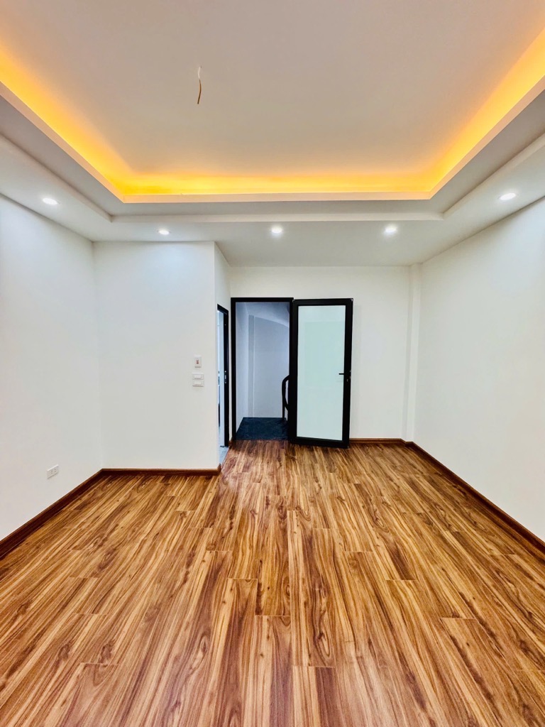 Nhà mới kính kong- vài bước ra đường lớn ! Gần bệnh viện, trường học đhktqd….