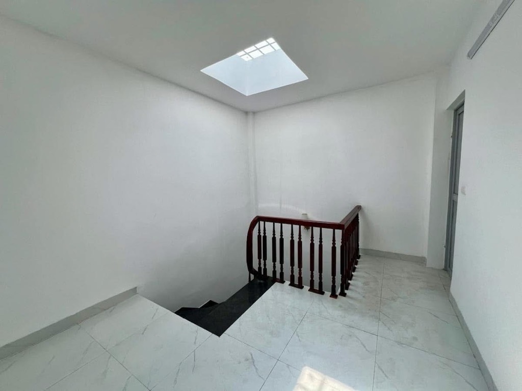 Nhà mới kính kong- vài bước ra đường lớn ! Gần bệnh viện, trường học đhktqd….