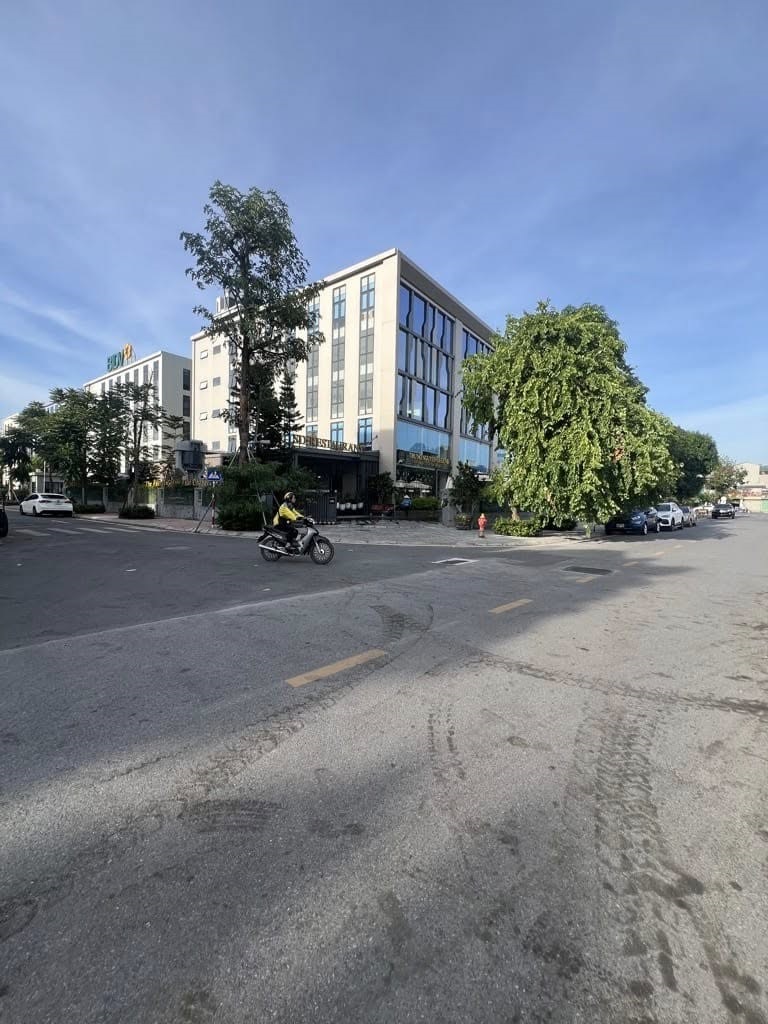 BÁN GẤP Mp Gia Lâm 85m Kinh doanh Vỉa hè TO hơn 10ty Lh KÍN 0961503168
