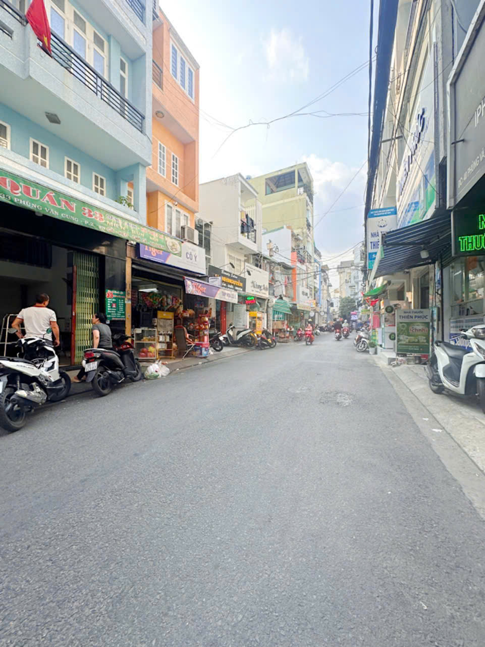 NHÀ MẶT TIỀN PHÙNg VĂN CUNG.   P2 PHÚ NHUẬn.     Dt:  3m20 x 11m       NHÀ  1 Trệt  2 lầu.  Giá :   7.9 tỷ Bớt Lộc