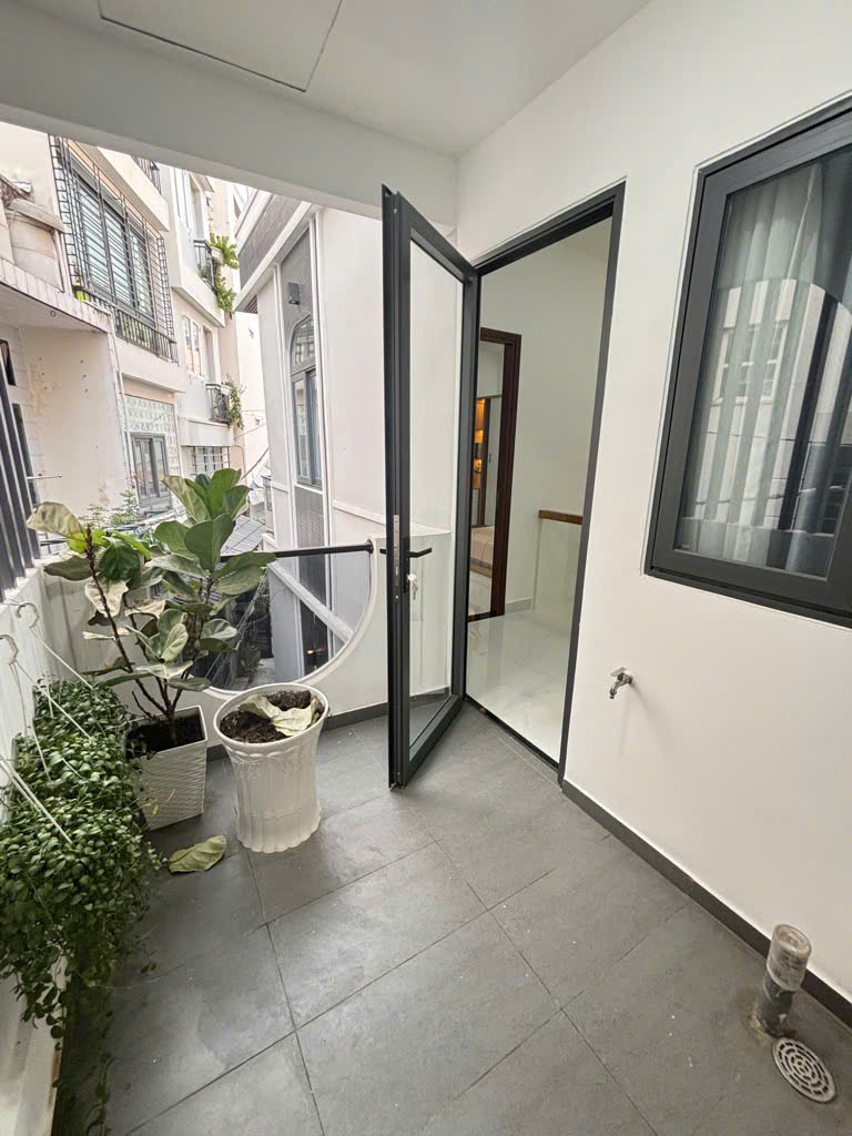 NHÀ LÔ GÓC ĐẸP NHẤT HUỲNH VĂN BÁNH  - 6.7 TỶ - DỌN Ở NGAY - SỔ HỒNG RIÊNG!