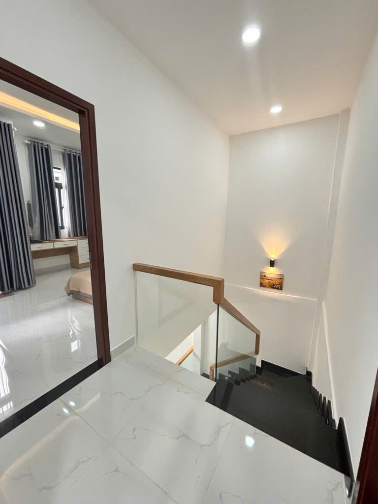 NHÀ LÔ GÓC ĐẸP NHẤT HUỲNH VĂN BÁNH  - 6.7 TỶ - DỌN Ở NGAY - SỔ HỒNG RIÊNG!
