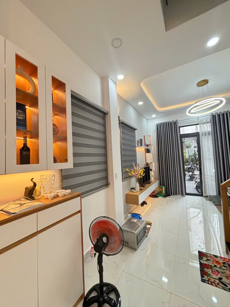 NHÀ LÔ GÓC ĐẸP NHẤT HUỲNH VĂN BÁNH  - 6.7 TỶ - DỌN Ở NGAY - SỔ HỒNG RIÊNG!