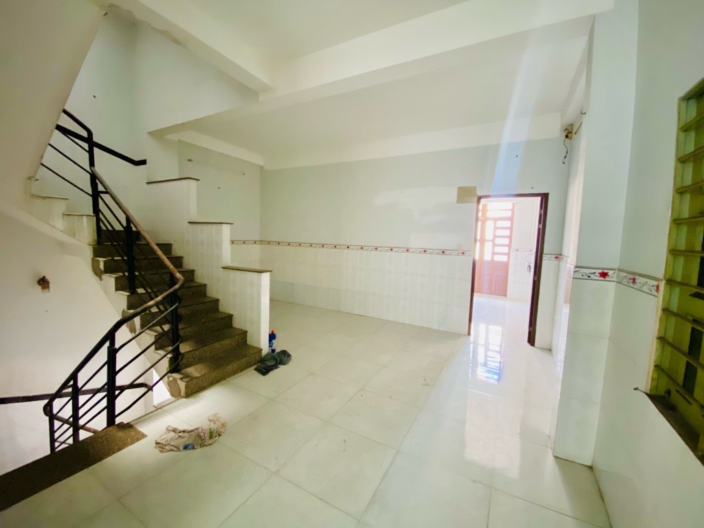 Bán nhà riêng tại Lê Văn Quới, 7,4 tỷ, 104 m2, 5PN, 4WC, giá cực chất, view đẹp, Bình Tân,