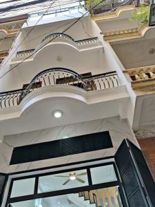 SIÊU PHẨM LÔ GÓC TRUNG KÍNH TO – PHÂN LÔ VIP CẦU GIẤY – 64M2 – 5 TẦNG – OTO VÀO NHÀ ĐỖ CỬA NGÀY ĐÊM – GIÁ 19.35 TỶ