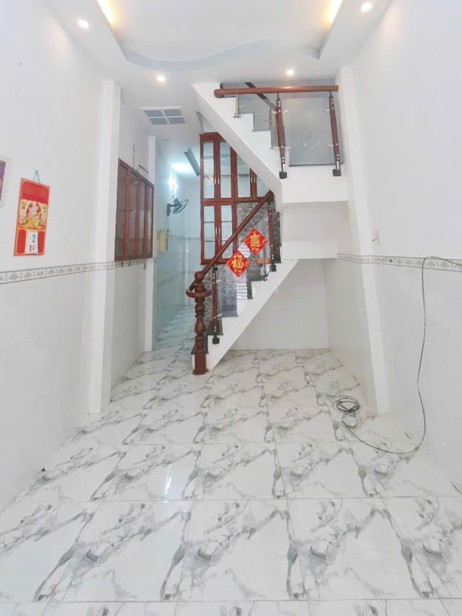 Bán nhà 3 tầng ngay chợ Vạn Nguyên đường Mễ Cốc giá tốt