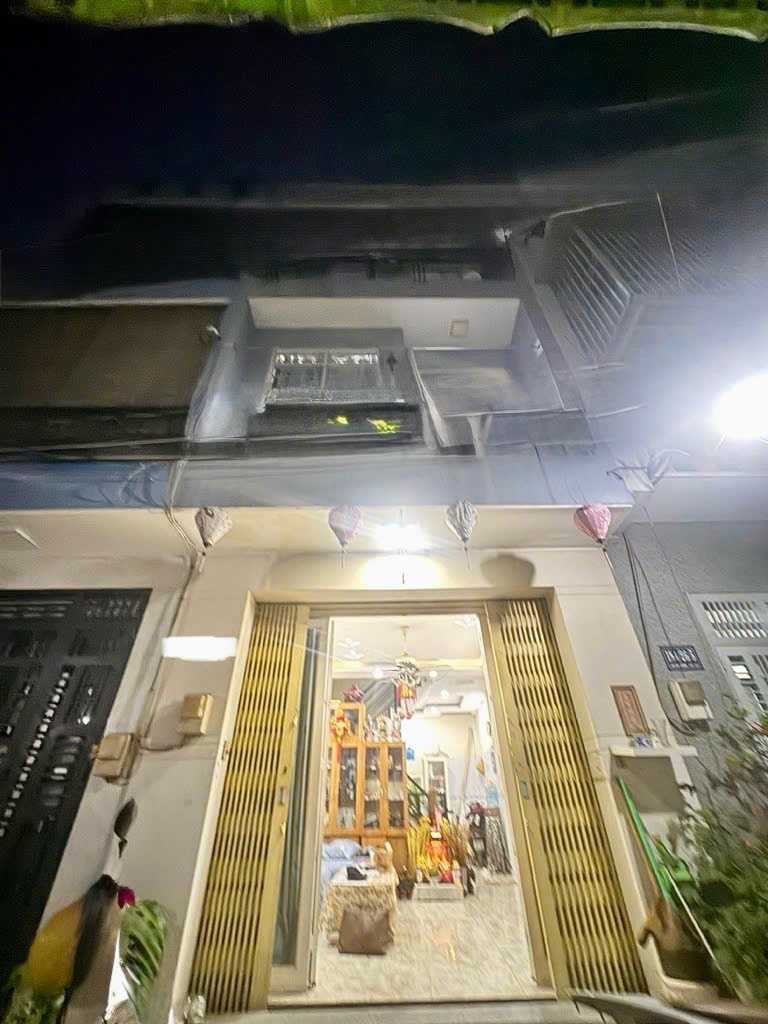 Bán nhà nhỏ 3 tầng sát đường Lương Văn Can Quận 8 giá nhỉn 4 tỉ