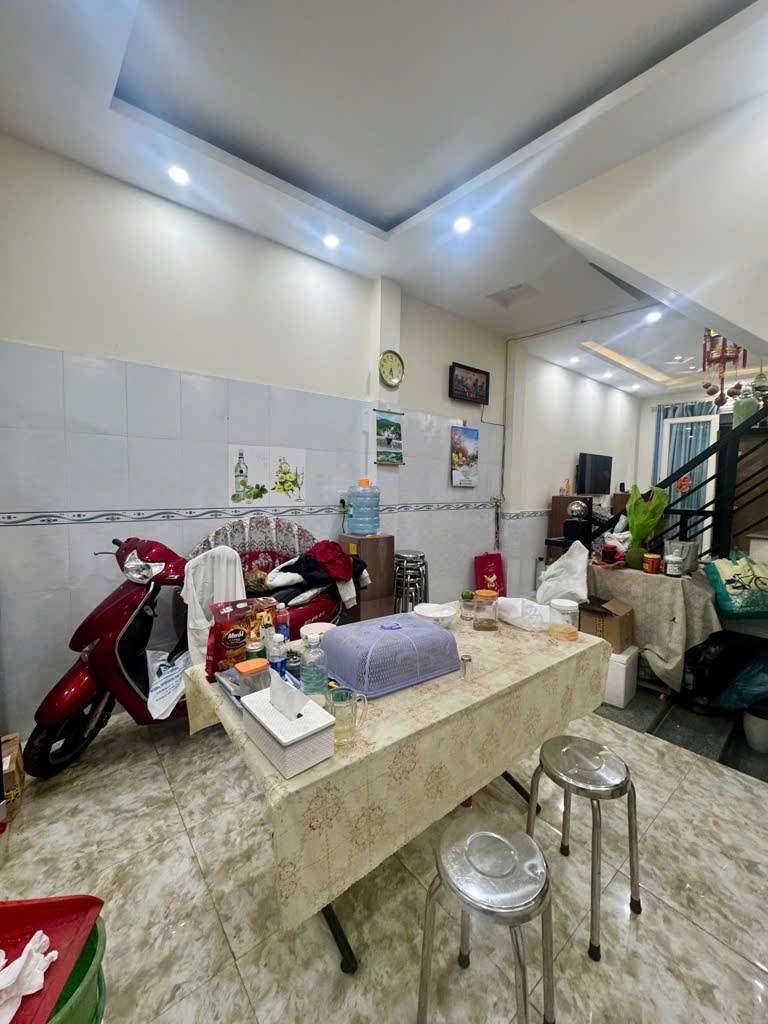 Bán nhà nhỏ 3 tầng sát đường Lương Văn Can Quận 8 giá nhỉn 4 tỉ