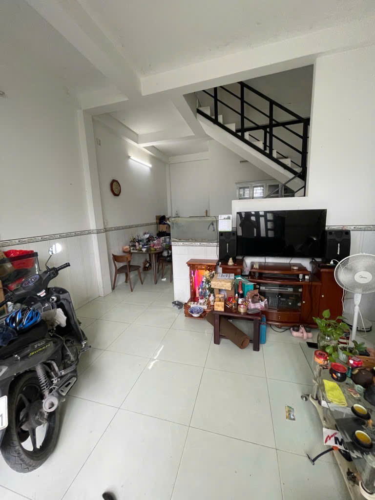 Bán nhà đúc kiên cố  2 tầng Bình chánh Đoàn Nguyên tuấn giá 2,2 tỷ