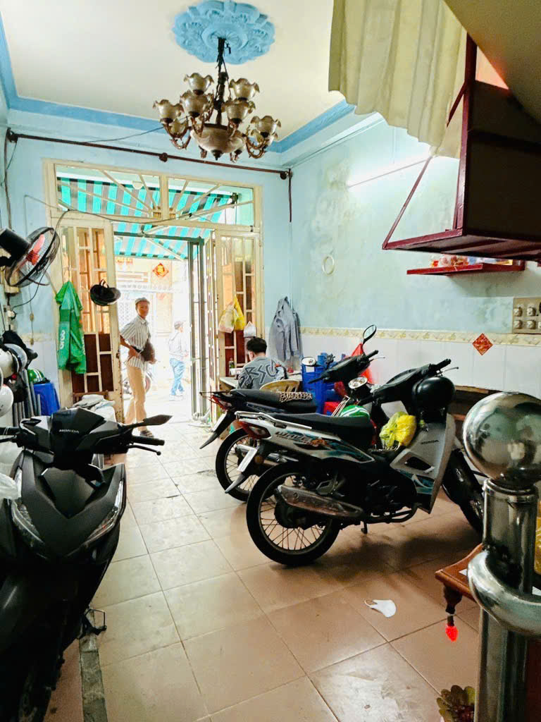 Bán gấp nhà nở hậu Bình đông Quận 8 giá 3,98 tỉ