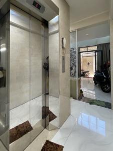 Chủ định cư bán nhà 5 tầng 6PN+6WC - Tặng full nội thất cao cấp, thang máy xịn xò giá 7 tỷ nhỉnh