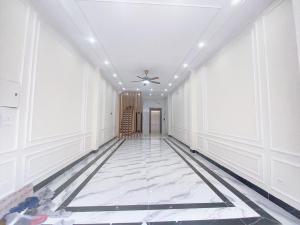 TÌM ĐÂU RA NHÀ VĂN QUÁN 5 TẦNG THANG MÁY Ô TÔ NGỦ TRONG NHÀ MÀ GIÁ NHỈNH 9 TỶ NỮA