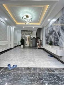 Hà Trì 5 tầng thang máy, sân rộng để được 10 chiếc xe máy, trước nhà cực thoáng