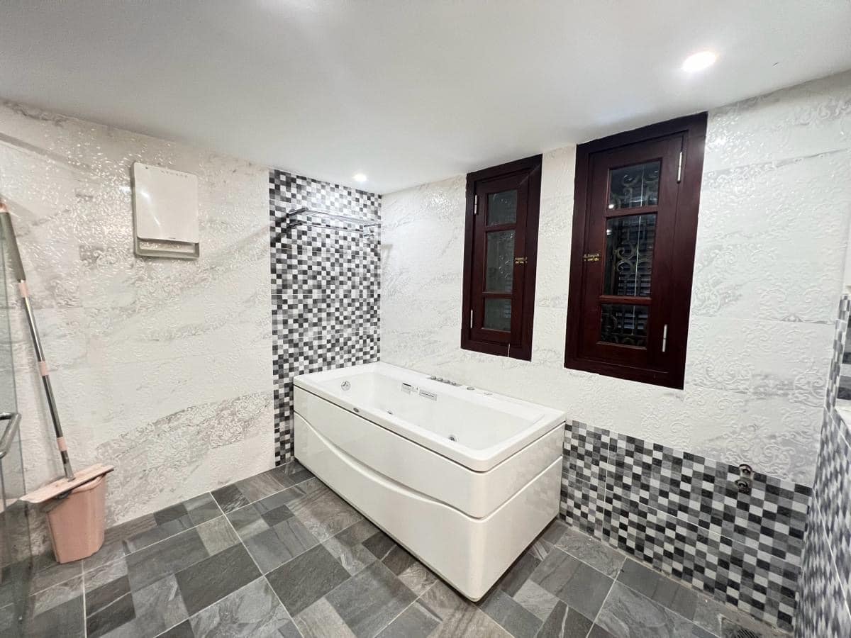 Bán BT đẹp xuất sắc gần Bộ Ngoại Giao, 38 tỷ, 143m2, 5PN, 5WC