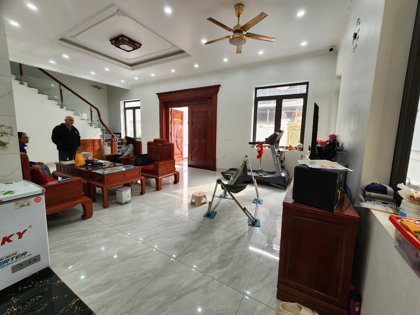 BIỆT THỰ MỚI TINH - BÁN ĐẤT TẶNG NHÀ DT 179m2, MT 15m, giá 8,5tỷ lệ chi gia lâm. Sổ chính chủ sẵn sàng sang tên  LH em:0336893385.
