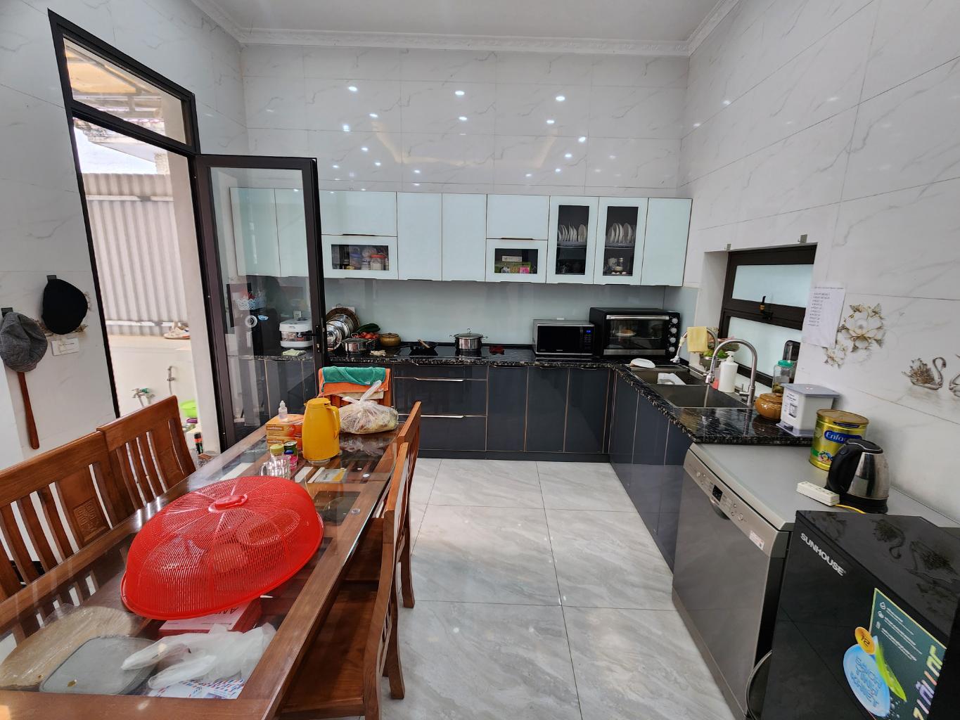 BIỆT THỰ MỚI TINH - BÁN ĐẤT TẶNG NHÀ DT 179m2, MT 15m, giá 8,5tỷ lệ chi gia lâm. Sổ chính chủ sẵn sàng sang tên  LH em:0336893385.