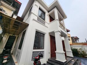 BIỆT THỰ MỚI TINH - BÁN ĐẤT TẶNG NHÀ DT 179m2, MT 15m, giá 8,5tỷ lệ chi gia lâm. Sổ chính chủ sẵn sàng sang tên LH em:0336893385.