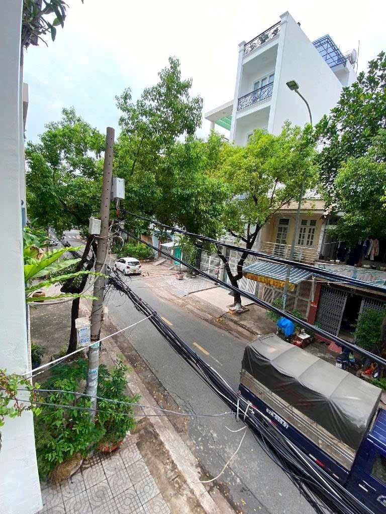 Nhà Bùi điền giảm mạnh xe tải tới nhà hẻm thông q8