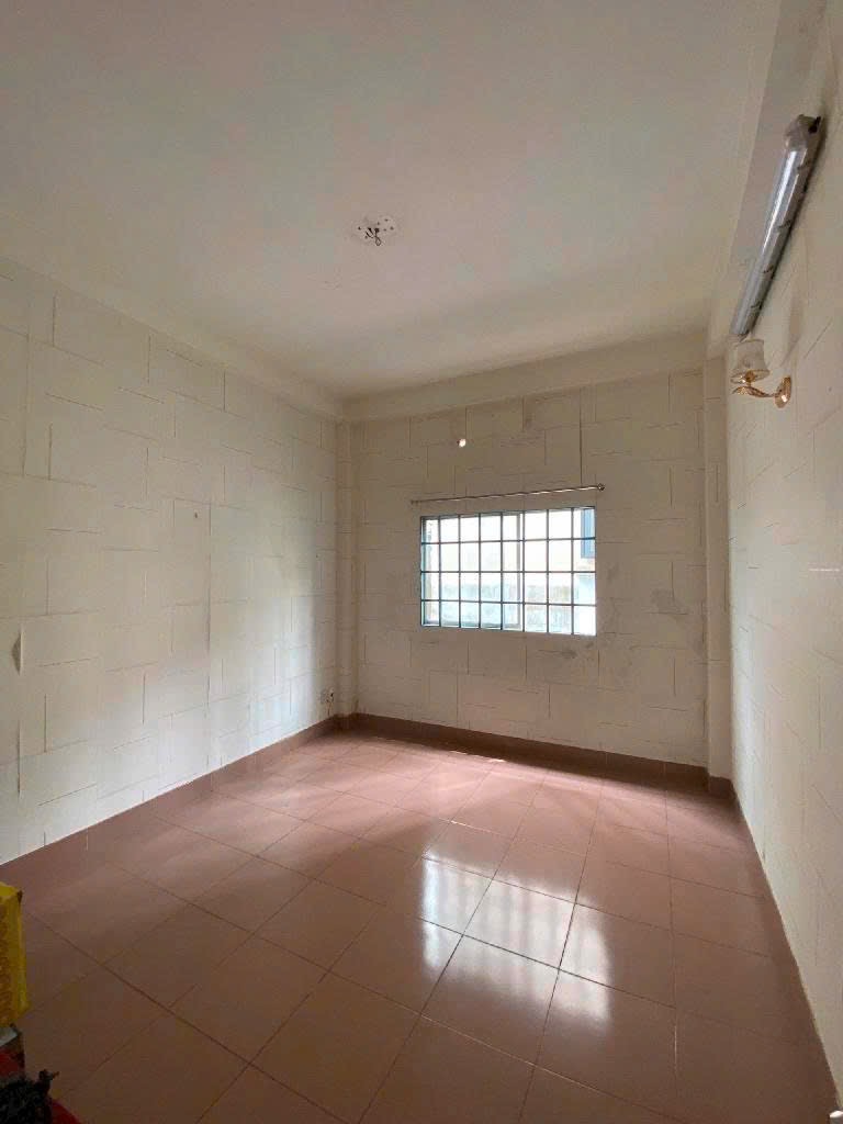 Nhà Bùi điền giảm mạnh xe tải tới nhà hẻm thông q8