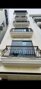 Bán nhà 7 tầng + thang máy + Vỉew hồ + ô tô đậu cửa