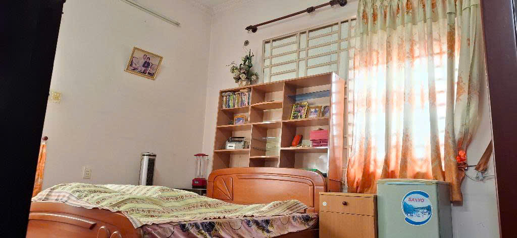 4 tỷ bé Gấp bán nhà 3 tầng - 56m2 gần vòng xoay phú hữu Thủ Đức - Dọn vào ở ngay