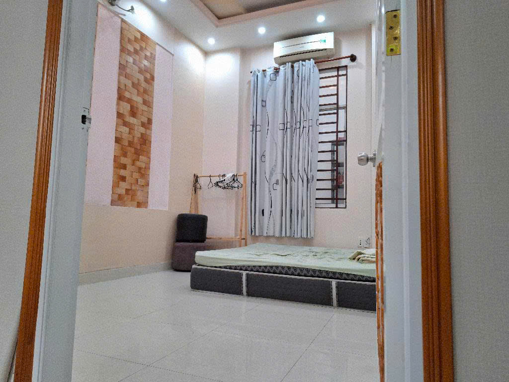 4 tỷ bé Gấp bán nhà 3 tầng - 56m2 gần vòng xoay phú hữu Thủ Đức - Dọn vào ở ngay