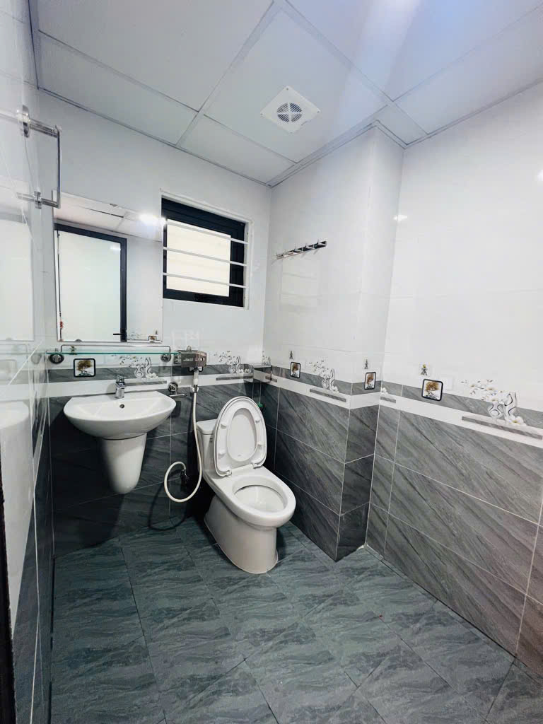 CHÍNH CHỦ CẦN BÁN NHÀ GẦN TRƯỜNG THỂ DỤC THỂ THAO 40M2 , Ô TÔ ĐỖ CỬA, GIÁ NHỈNH 3 TỶ