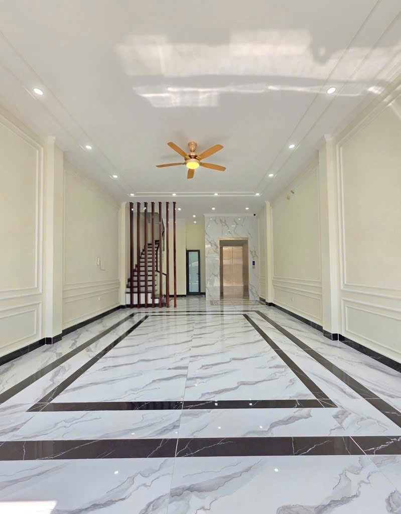 BÁN NHÀ MỚI ĐẸP LONG LANH, NGÃ 3 VĂN PHÚ, DIỆN TÍCH 50M2, 7 TẦNG, THANG MÁY, GIÁ 21 TỶ.