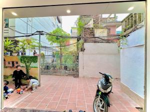 NHÀ 2 THOÁNG - MẶT TIỀN RỘNG