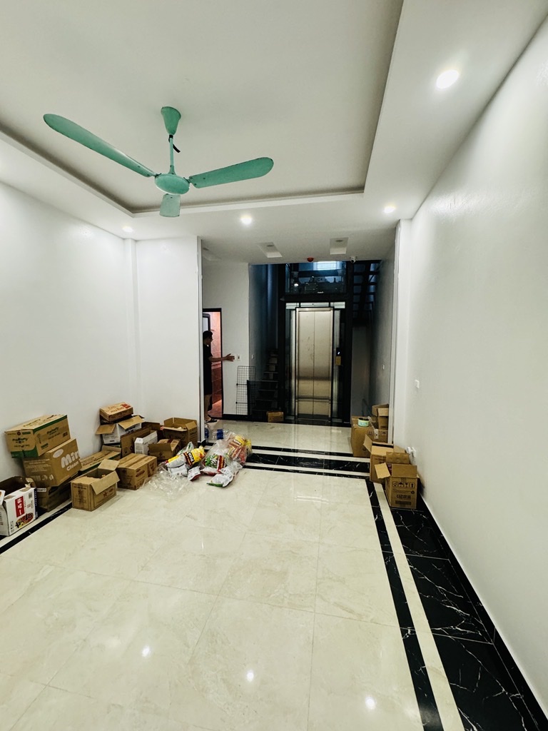 Lạc Long Quân Hồ Tây thang máy 6T