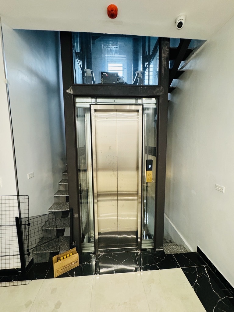 Lạc Long Quân Hồ Tây thang máy 6T