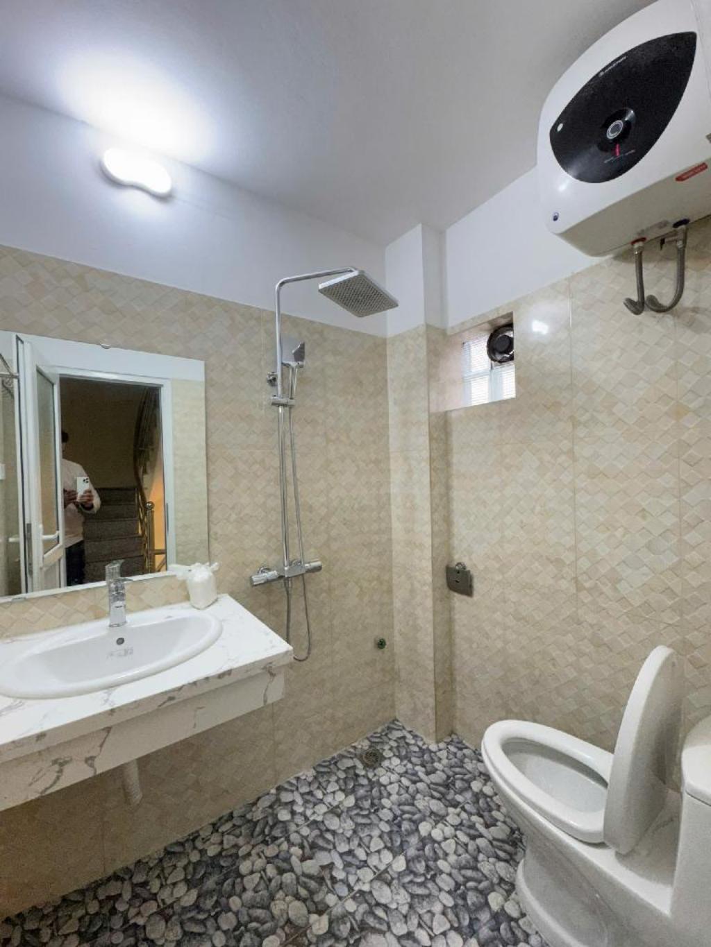 Chủ MÓT bán nhà Đê La Thành ngõ rộng, 5 tầng, nhà mới sửa, CHƯA ĐẾN 6 TỶ