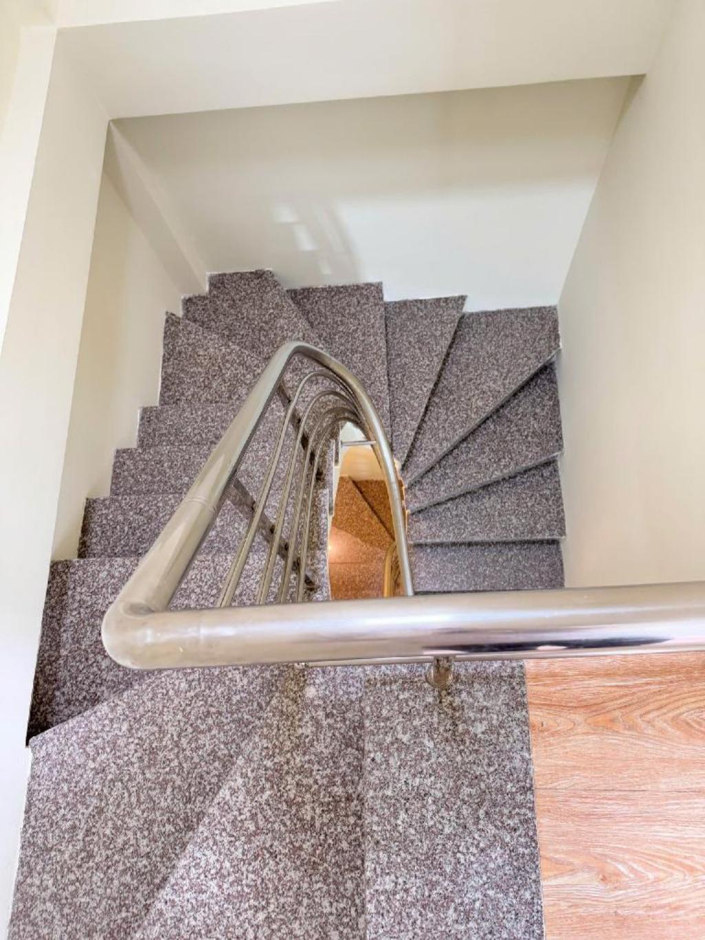 Chủ MÓT bán nhà Đê La Thành ngõ rộng, 5 tầng, nhà mới sửa, CHƯA ĐẾN 6 TỶ