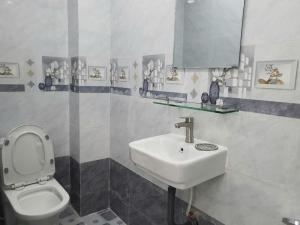 BÁN NHÀ LÔ GÓC CỰC ĐỈNH - NHÀ TÂN BÌNH - 3 MẶT HẺM THÔNG THOÁNG - NGANG 5.3 CỰC HIẾM - HẺM TRƯỚC NHÀ 5M - CHỈ 6.2 TỶ.