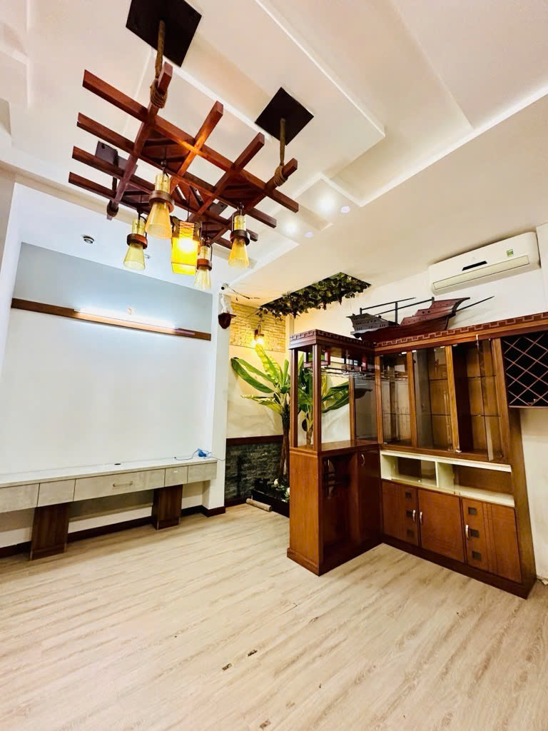 ĐƯỜNG NHỰA 6M KINH DOANH - CÓ VỈA HÈ -KHU VÍP TÂN SƠN NHÌ - KINH DOANH TỐT -XE HƠI NGỦ TRONG NHÀ - NHÀ 4 TẦNG MỚI ĐẸP - NỘI THẤT GỖ CAO CẤP ĐẸP - CÓ CHỪA CHỖ GẮN THANG MÁY