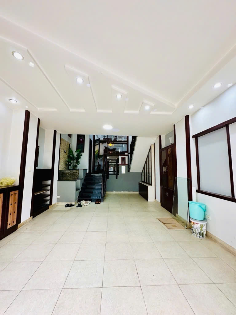 ĐƯỜNG NHỰA 6M KINH DOANH - CÓ VỈA HÈ -KHU VÍP TÂN SƠN NHÌ - KINH DOANH TỐT -XE HƠI NGỦ TRONG NHÀ - NHÀ 4 TẦNG MỚI ĐẸP - NỘI THẤT GỖ CAO CẤP ĐẸP - CÓ CHỪA CHỖ GẮN THANG MÁY