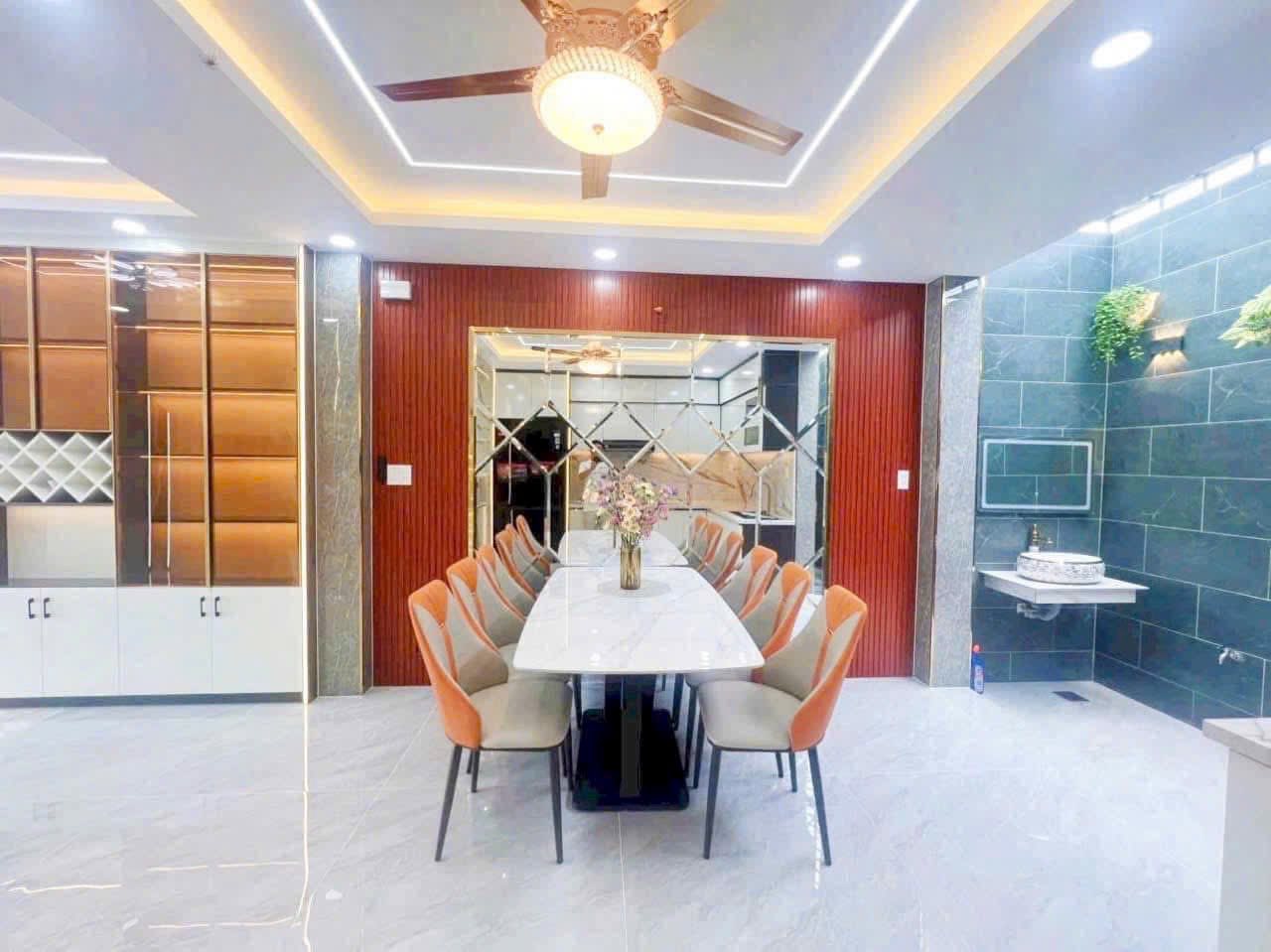 Siêu phẩm! 4 lầu, 5pn, 6wc, Full Nội Thất, đường 12m, gần uỷ ban Q12