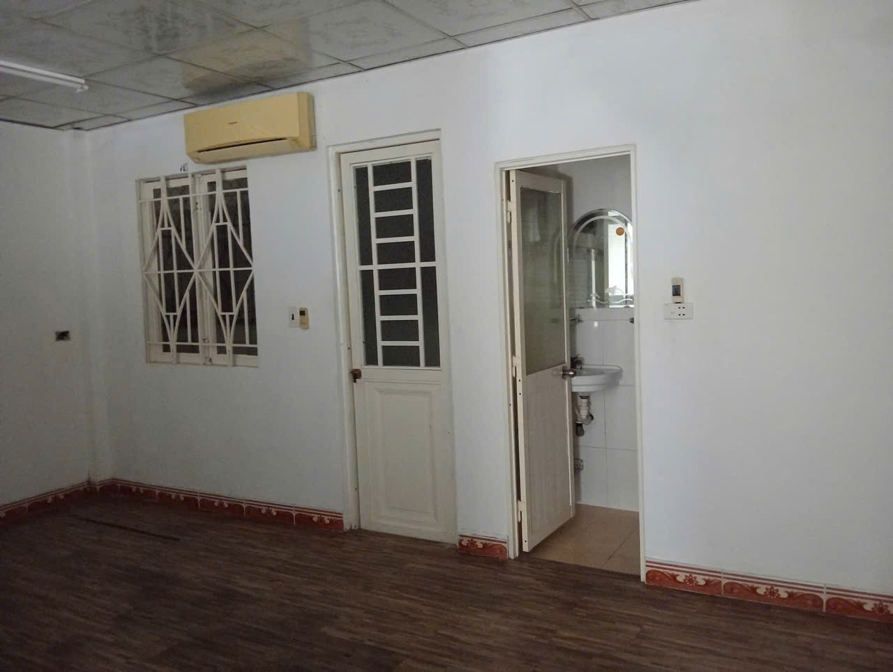 NHÀ HẺM XE TẢI THÔNG, GẦN CHỢ VƯỜN LÀI, 5X13M, 2 MÁY LẠNH