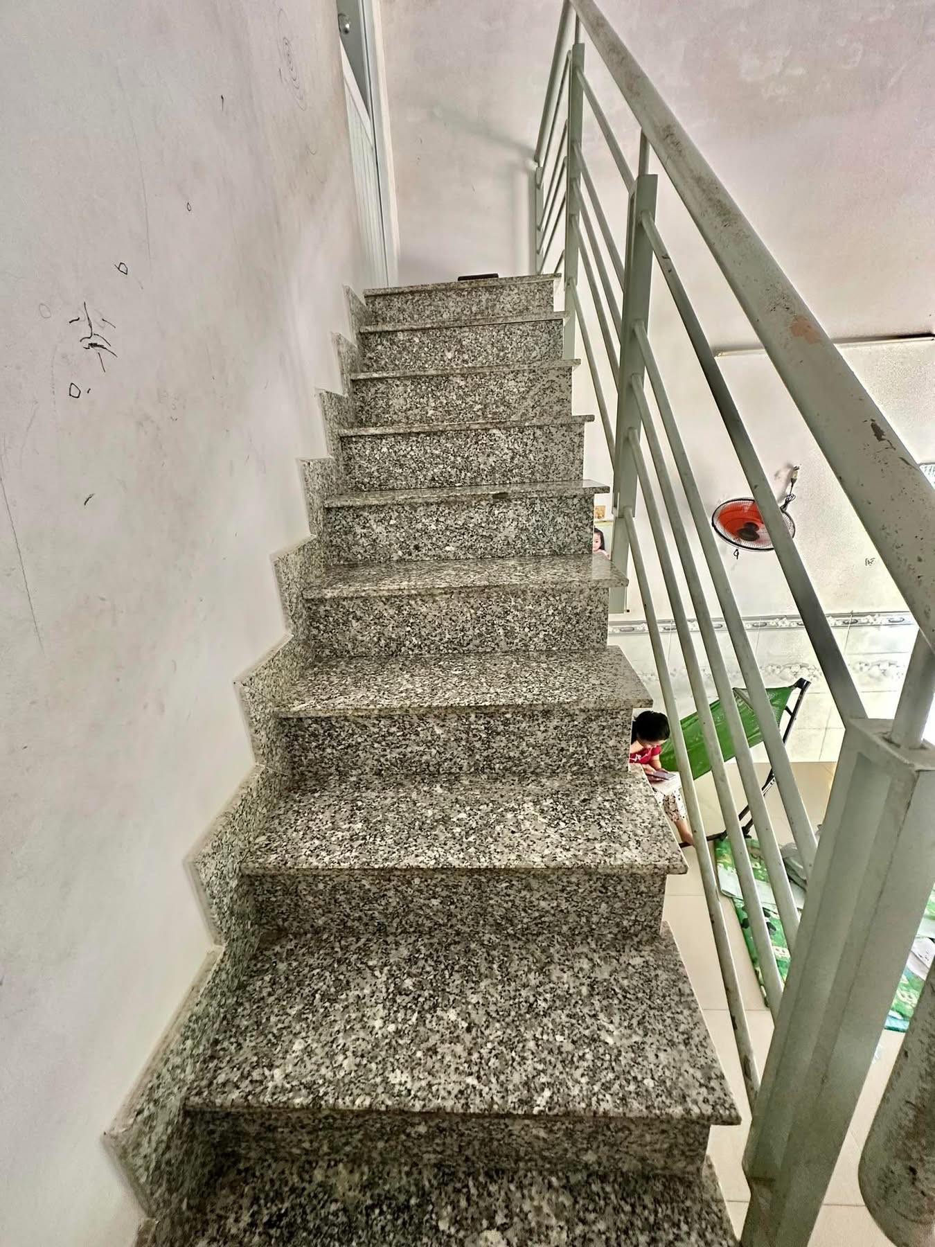 Nhà 2pn, xe hơi tới nhà, mới làm 100%, sạch đẹp, gần chợ Cầu Đồng, TL13