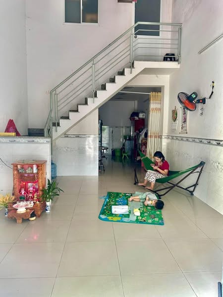 Nhà 2pn, xe hơi tới nhà, mới làm 100%, sạch đẹp, gần chợ Cầu Đồng, TL13