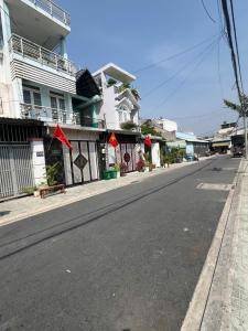 Nhà MT 4pn trệt lầu, 4x20m, hẻm 8m thông, giá siêu rẻ 7.5tr