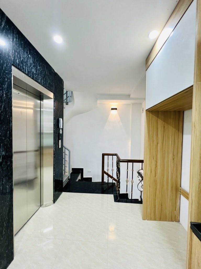 Bán Nhà Kim Giang Mới Keng 33m2  - 6 Tầng Giá Chào 9.6 TỶ
