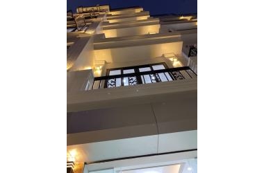 Bán nhà riêng phố Lạc Long Quân : oto qua nhà , 30m ra mặt Hồ Tây ,chỉ 5.6 tỷ