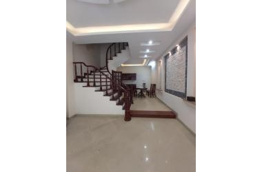 Nhà đẹp ở ngay Vũ Ngọc Phan 45m 5 tầng hơn 4.3 tỷ