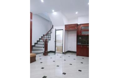 Bán nhà Trung Kính, gần hồ, ô tô 5m, 4 tỷ