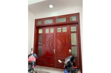 Nhà hiếm Bồ Đề, DT: 35m2 3PN, hai mặt tiền, nhà đẹp, SĐCC, 2.5 tỷ